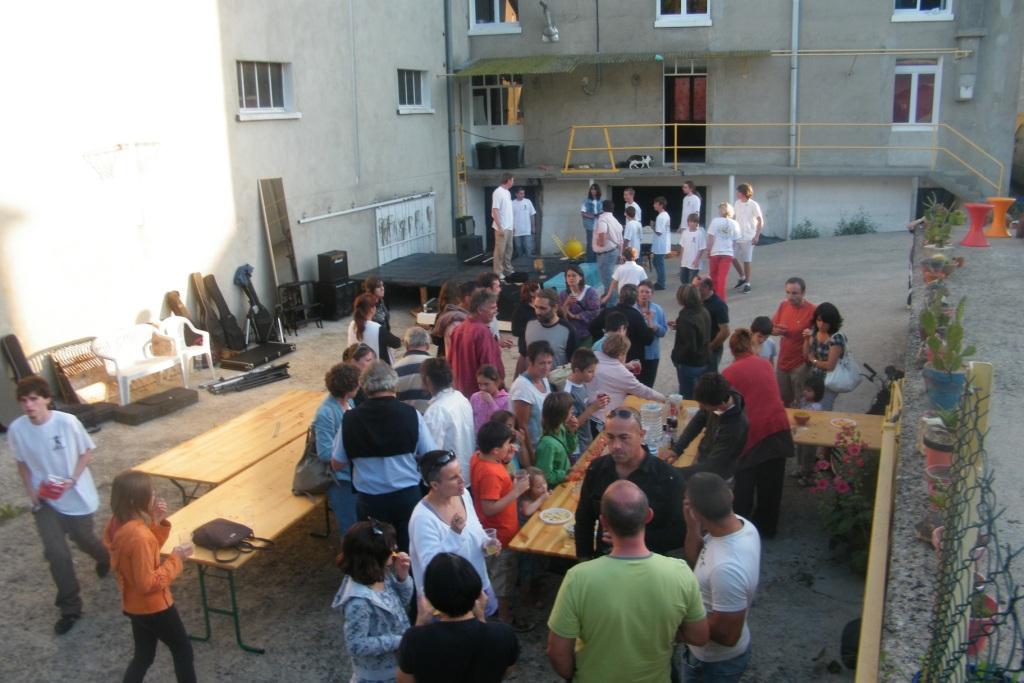 repet-zika-sculptures-anni-vera-128 Autre install, l'apéro convivial!