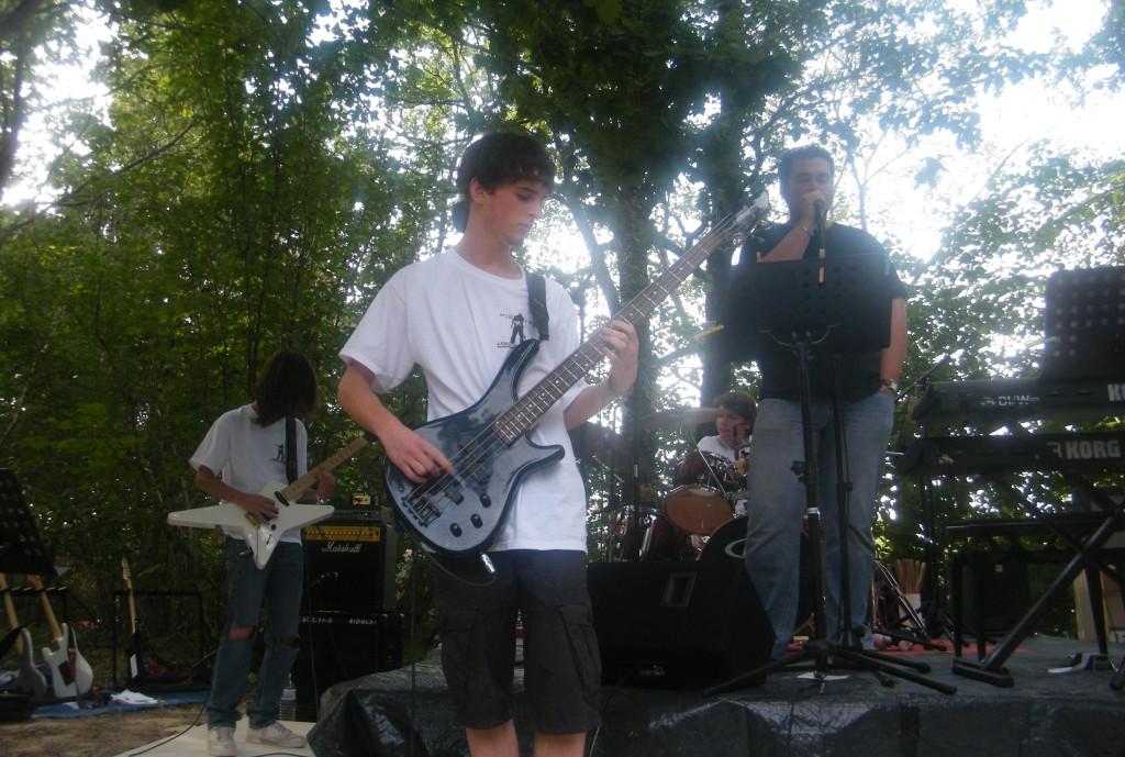 Guitare, basse, batterie et chant